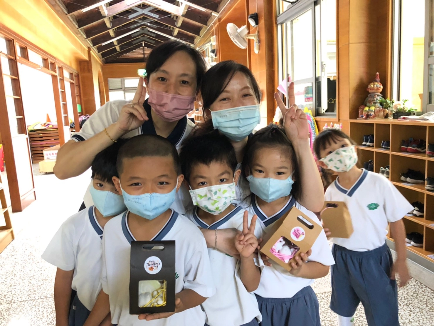 一年級的學生帶著感恩禮回到幼兒園感恩老師門的教導