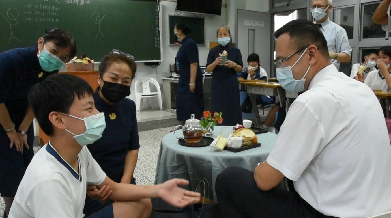 慈誠懿德爸媽鼓勵孩子對老師說出心中的感謝感恩老師犧牲自己許多時間的陪伴與鼓勵。