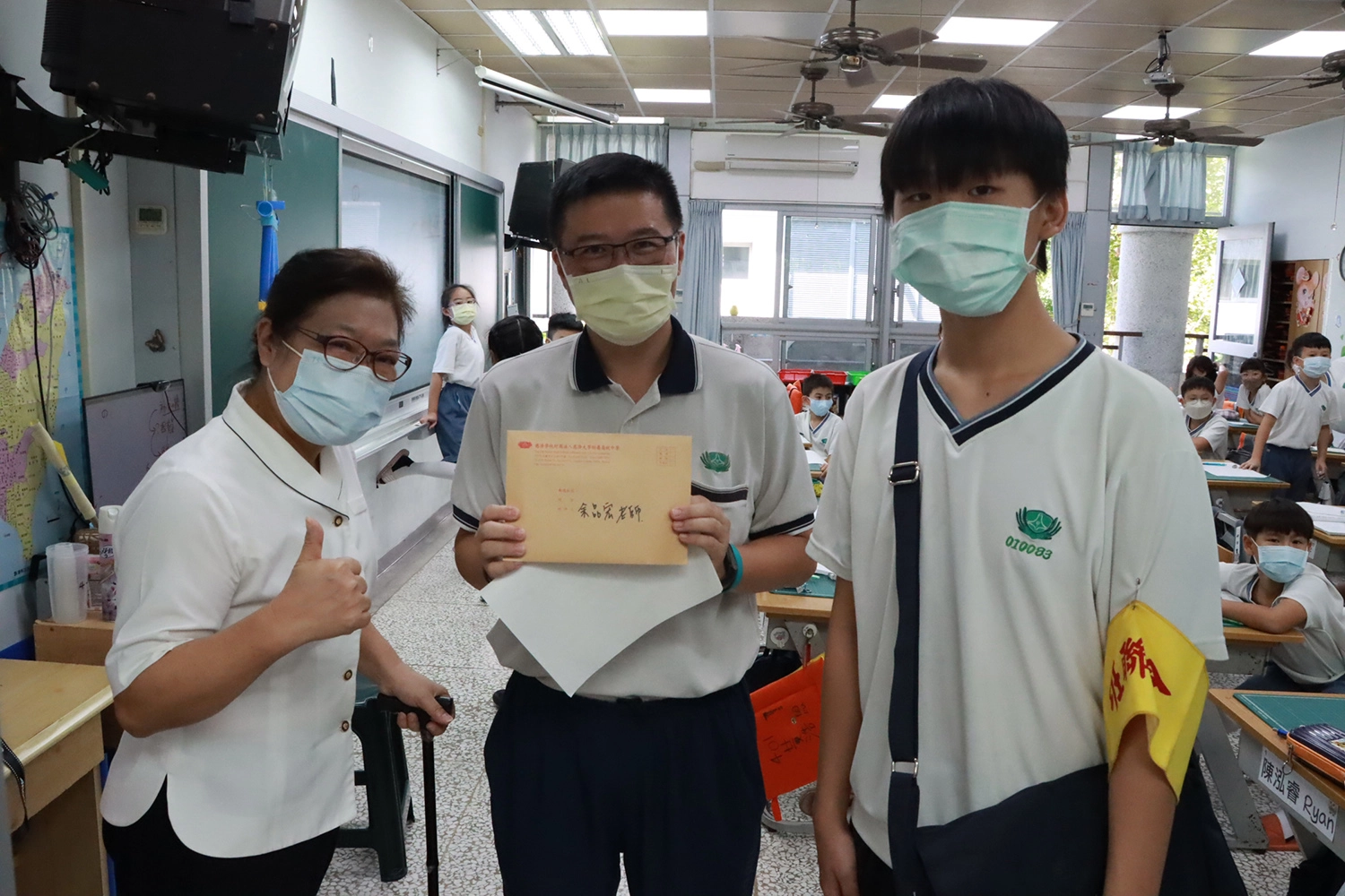 國中學生回到小學感恩小學老師的教導。