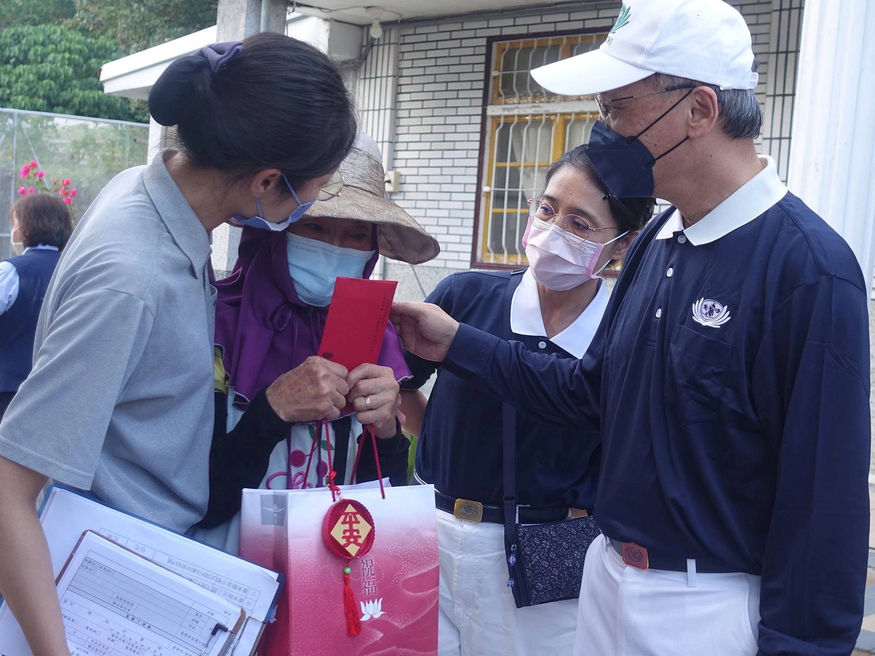 慈濟慈善事業基金會顏博文執行長(右)9月29日前往臺東勘查受災鄉親，當送上慰問金與祝福禮時，阿嬤忍不住落淚。