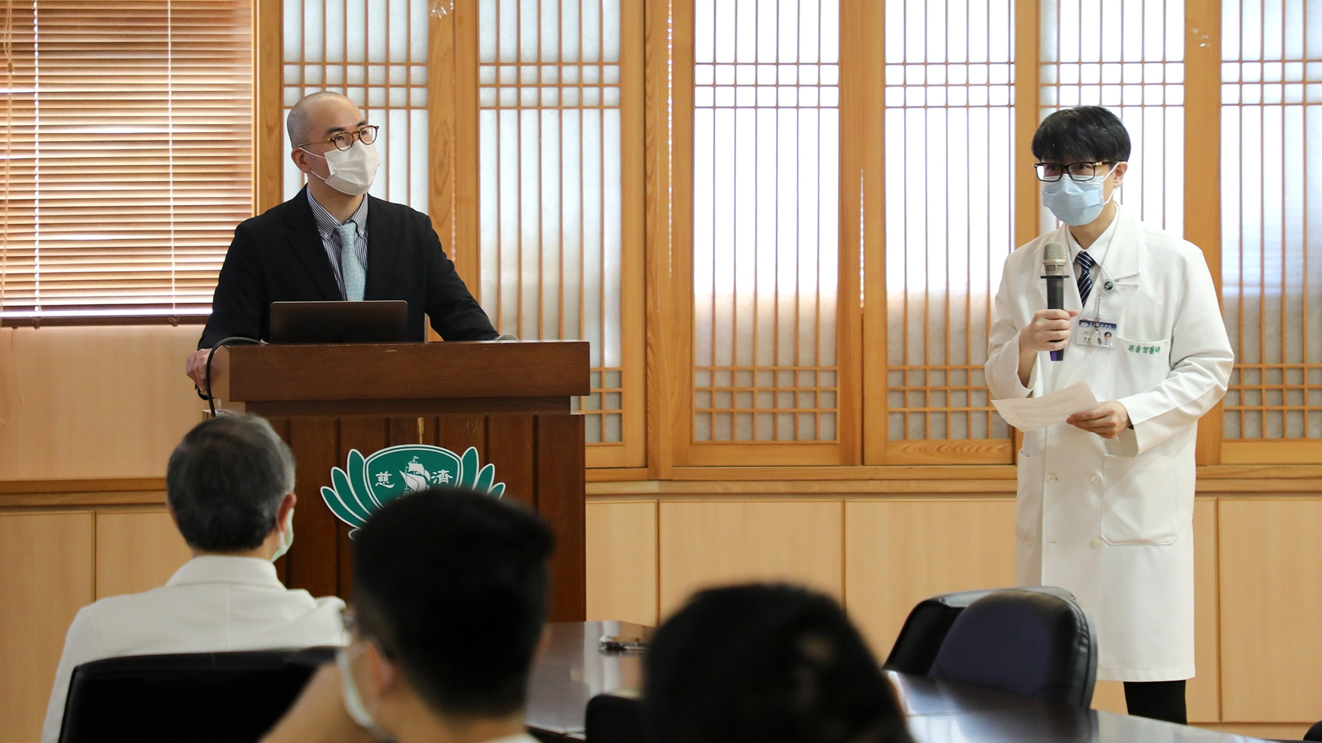 川崎幸病院大動脈外科科長Dr. Susumu Oshima(大島晉)與花蓮慈濟醫院醫師現場交流。