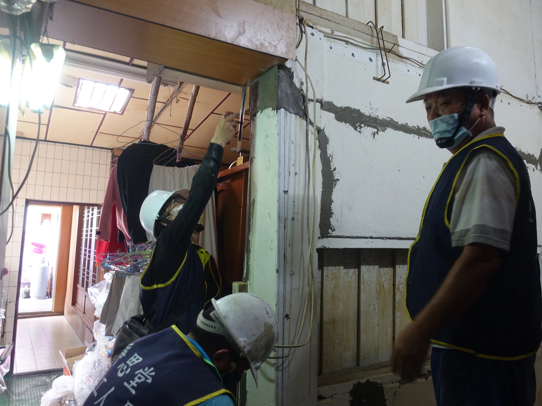 慈濟營建單位為民眾進行修復施作，圖為9月30日為玉里鎮邱家進行施作。