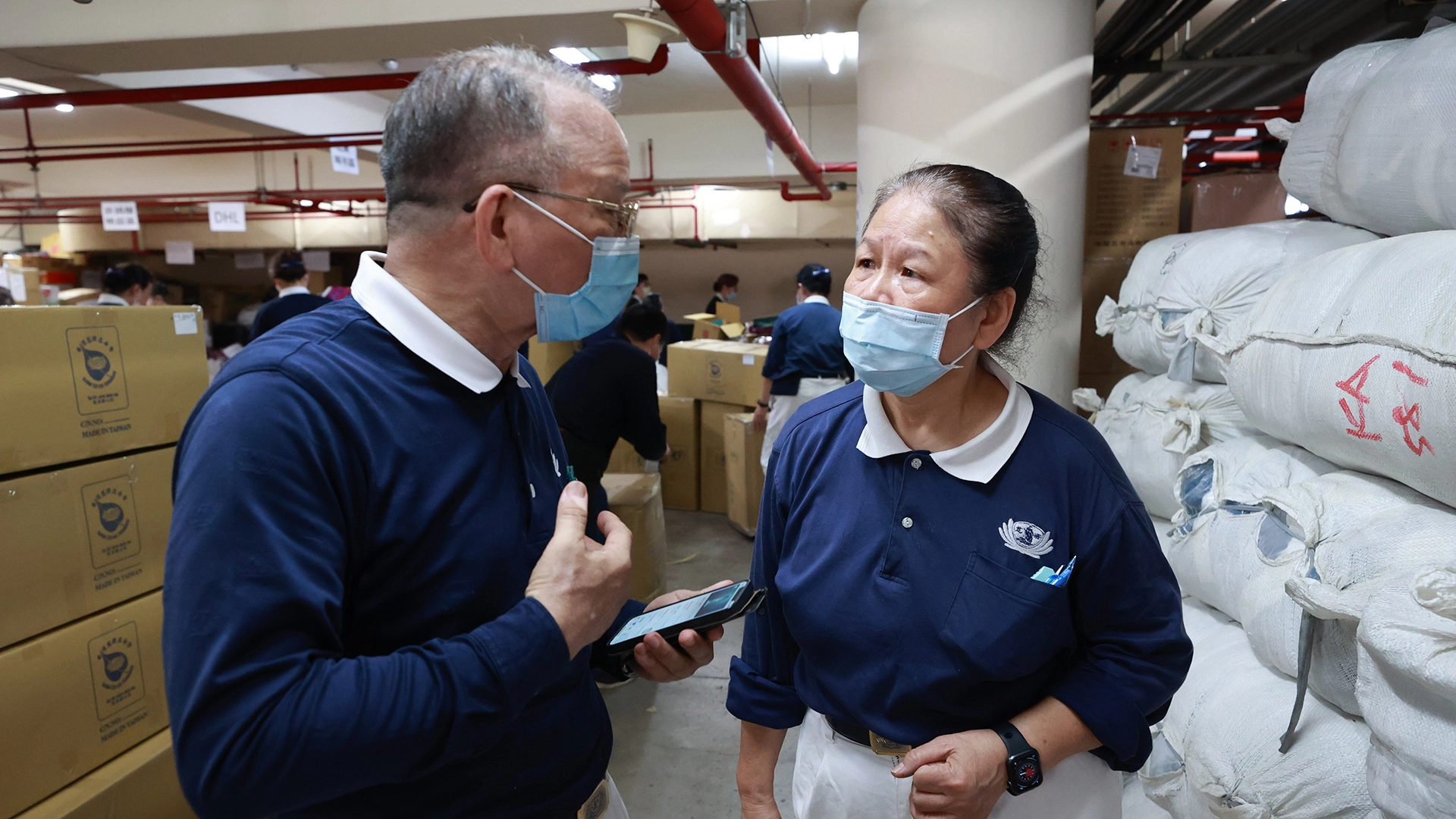 慈濟志工黃秋良與羅美珠承擔起外交部物資打包協調志工及人員調度窗口。