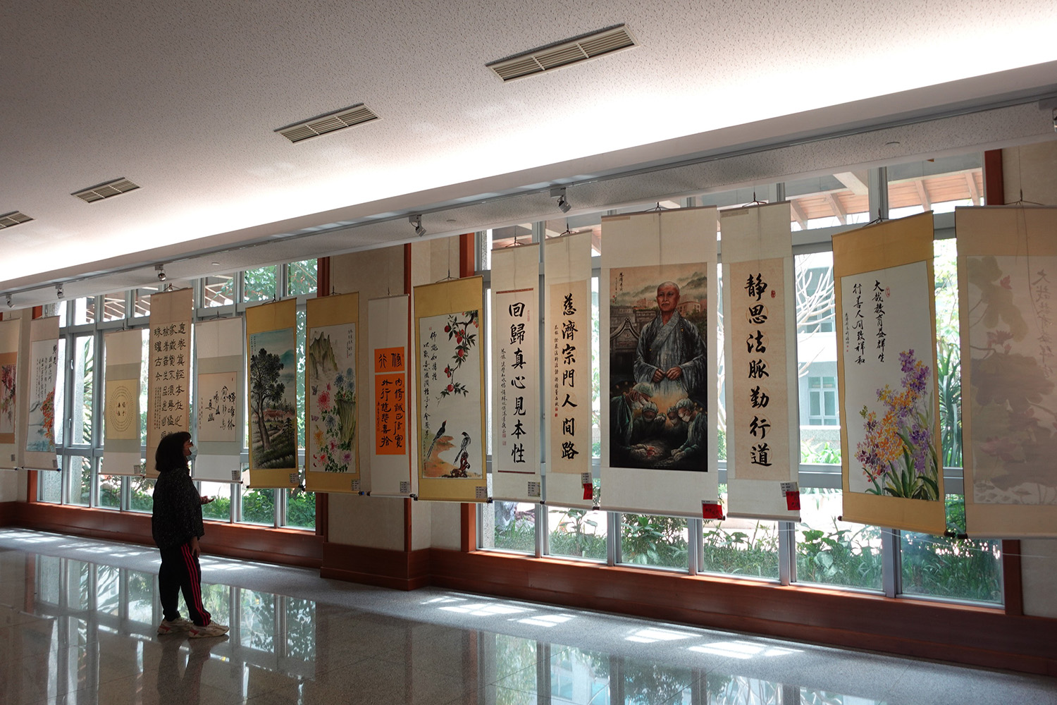 一百三十幅書畫在臺中慈濟醫院大愛樓一、二樓展覽，吸引鄉親駐足觀賞。