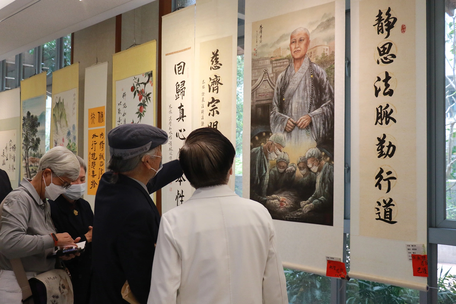 書畫名家林幸男與簡守信院長分享創作理念。