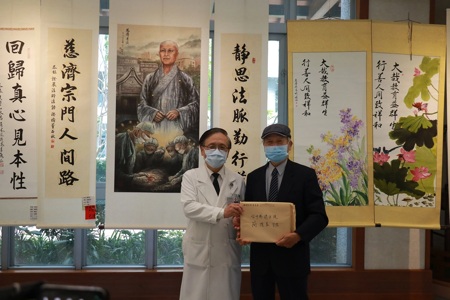書畫名家林幸男（右）親自贈畫給簡守信院長（左）。