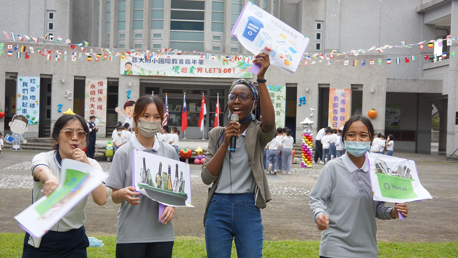 慈大外籍生與慈小英語教師團隊結合世界地球日，以SDGs為主題規劃分站活動。