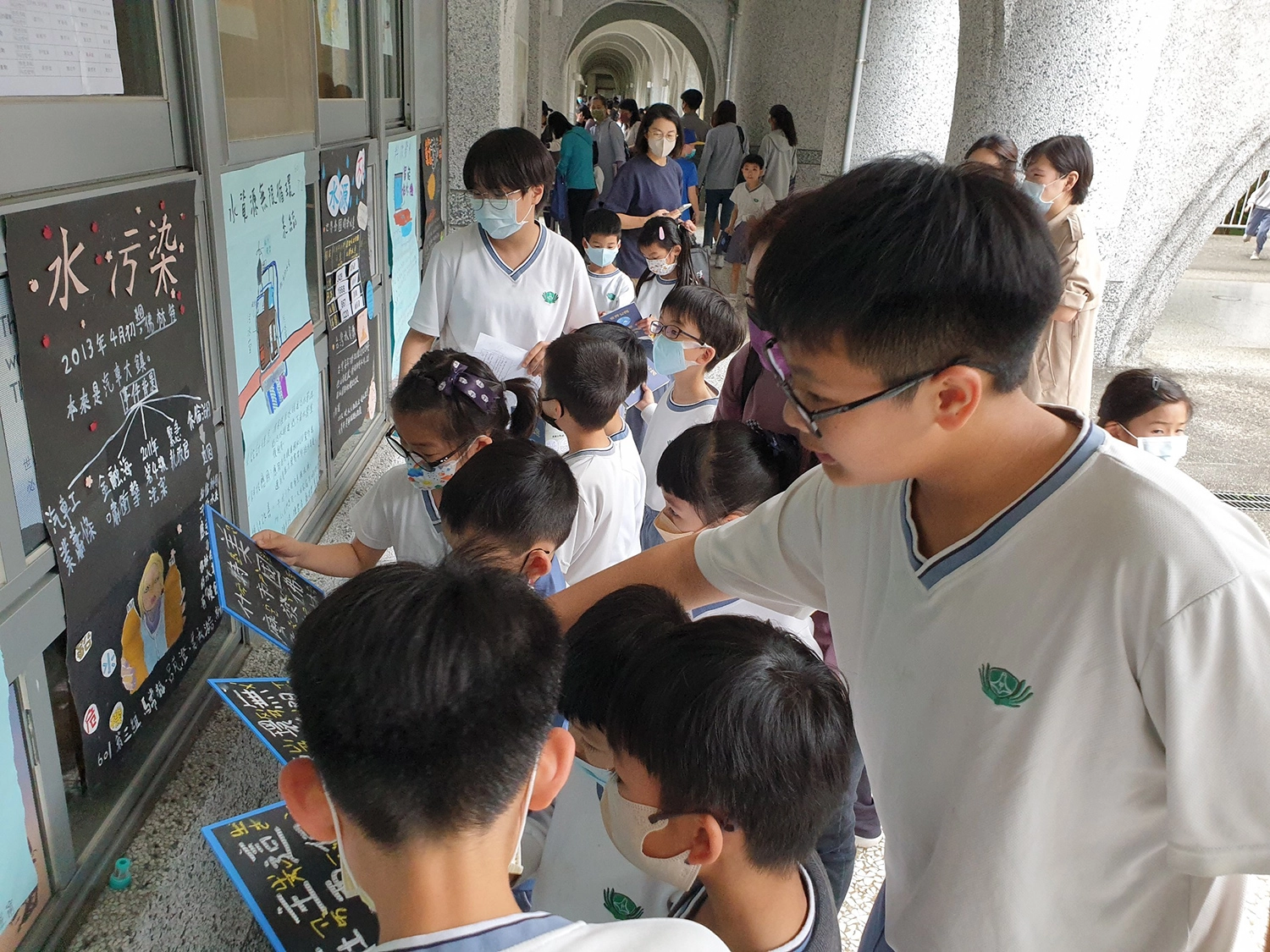 六年級學姐用心分享全球環境議題，低年級弟弟妹妹認真聆聽、學習。