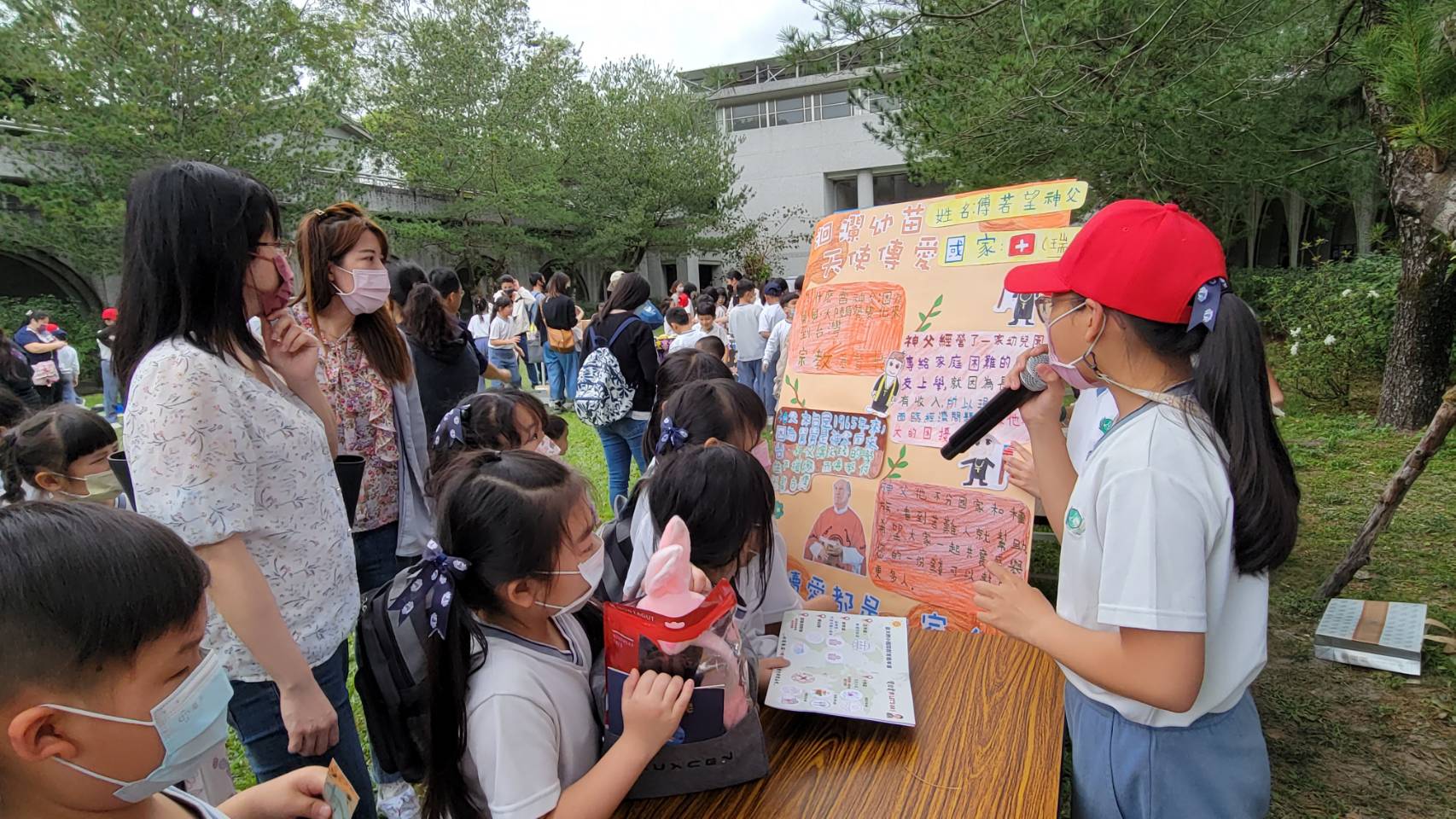 四年級學生分享「我們是一家人~延續愛‧打造幸福小夜市」，帶著學弟妹認識在台灣的不。