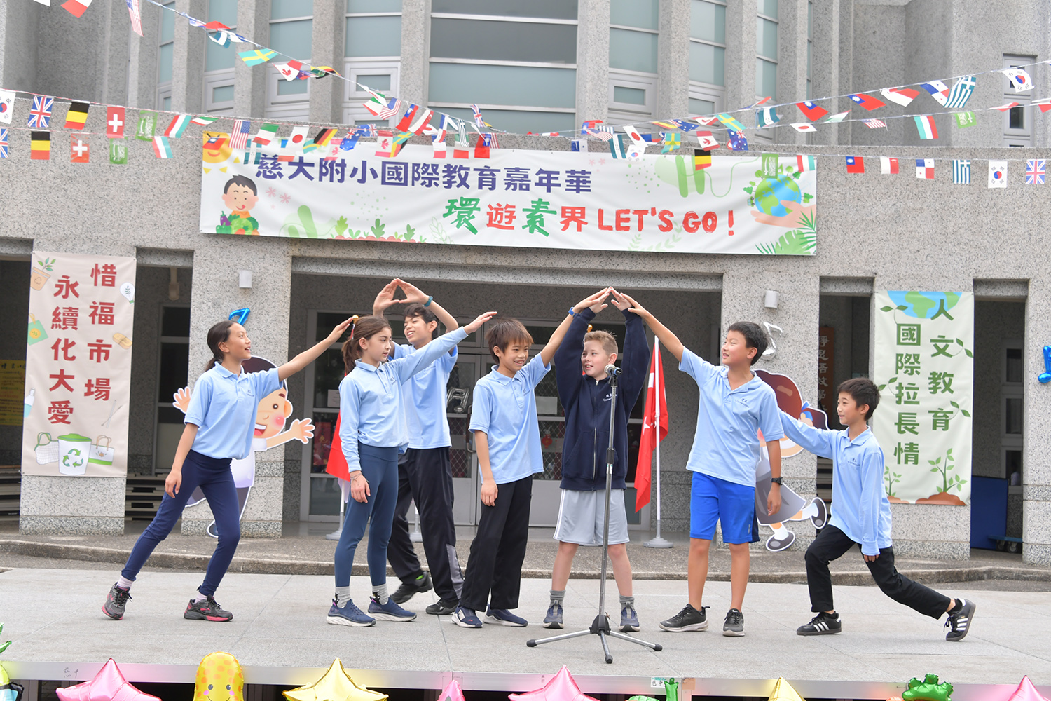 美國Cornerstone(建基)學校的同學上台演唱「童年」，讓整個才藝秀嗨到最高點。