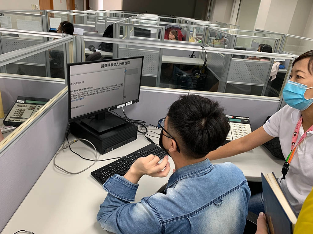 伊甸視障就業服務員評估工作環境後，運用職務再設計協助冠倫順利工作。