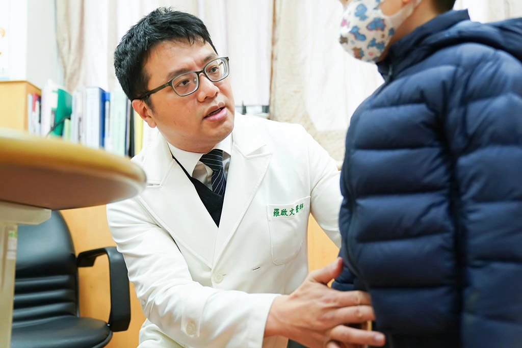 羅啟文醫師看診示意照。