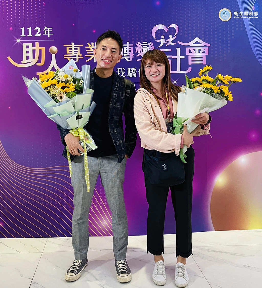 施政延主任（左）與黃維琳督導於授獎典禮合影。