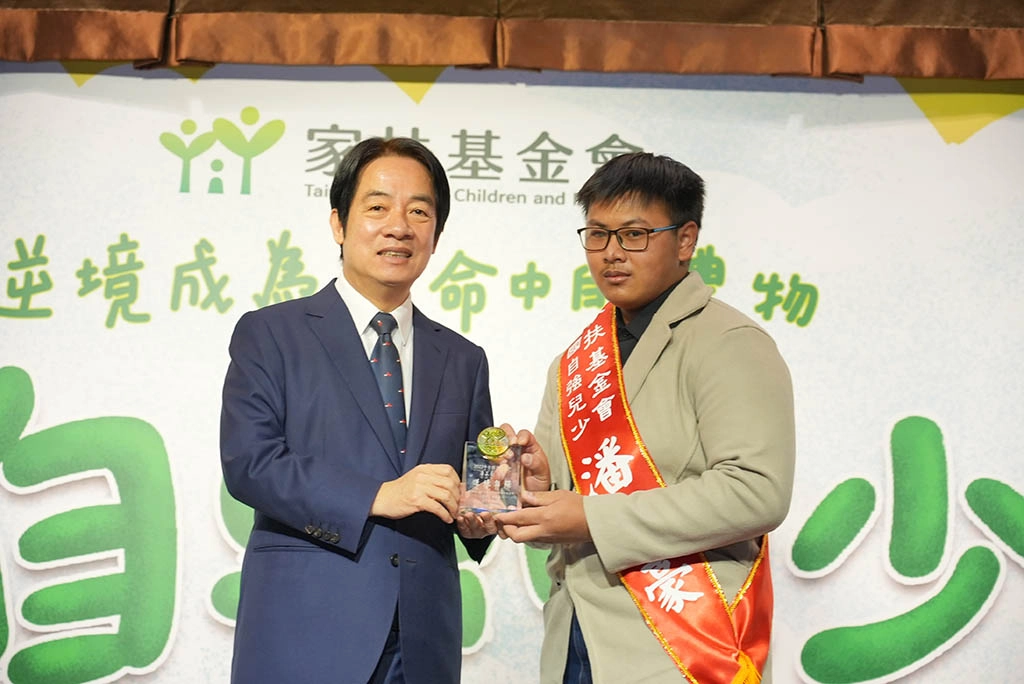 從副總統賴清德(左)手中接過獎盃。