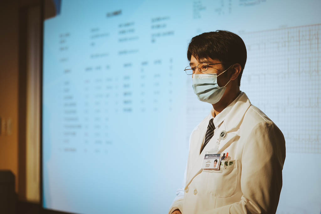 胡宇威在《打怪任務》飾演吳智凱醫師