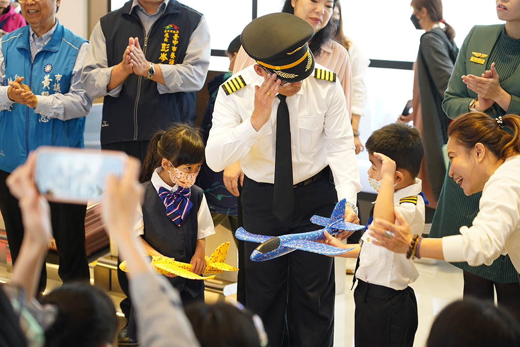 建設局長陳大田致贈模型飛機予今日活動小朋友