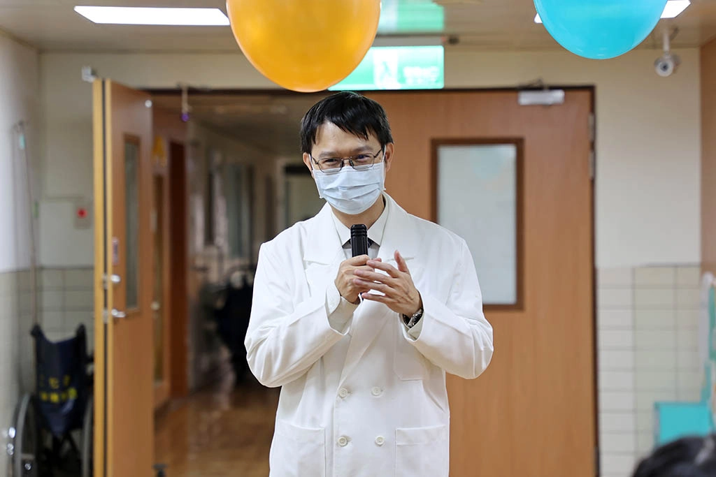花蓮慈院兒科病房主任陳明群表示，在兒童節當天舉辦活動，除了讓小朋友能感受過節氛圍、紓解住院壓力，也讓悉心照顧孩子的偉大父母能夠與孩子共同製造美好回憶。
