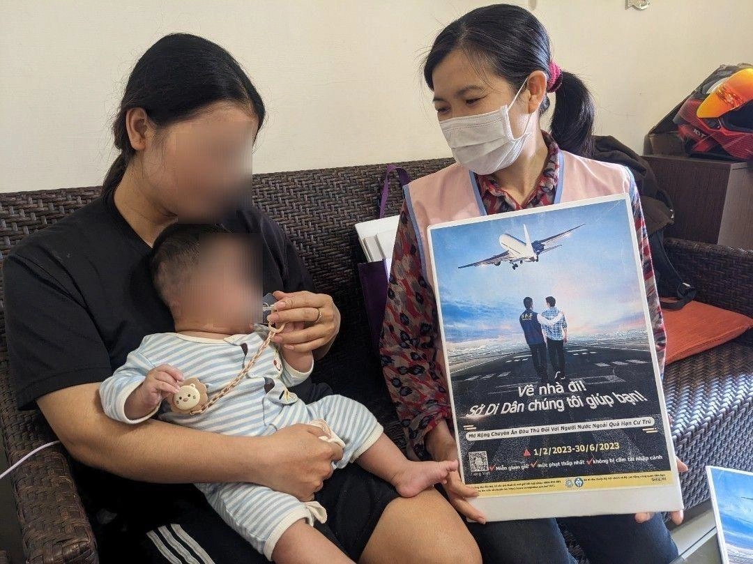 移民署同仁關心產婦產後恢復情形並向其說明擴大自行到案專案內容