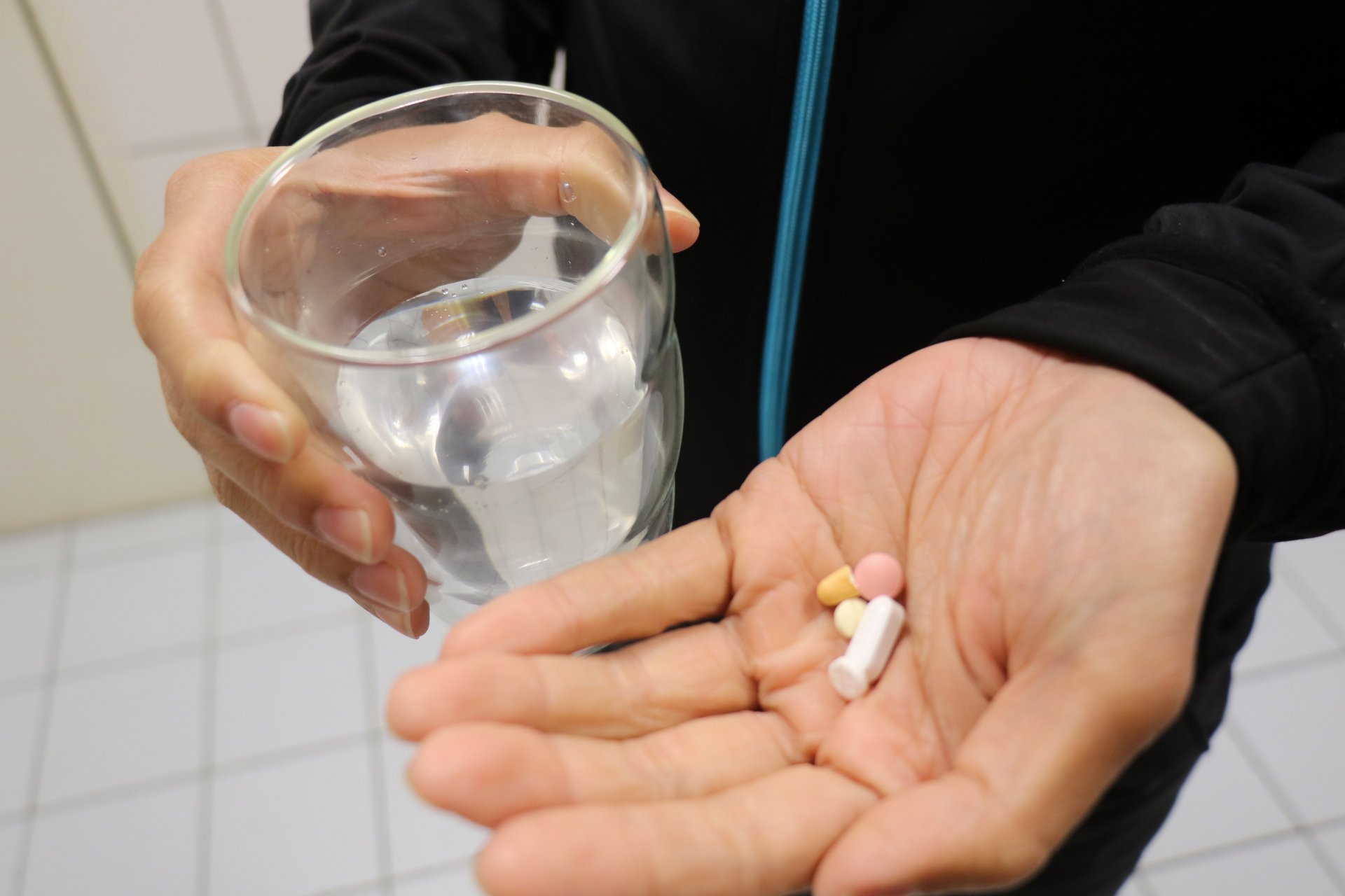 醫師提醒,避免使用來路不明的健康食品、濫用消炎止痛藥或某些中草藥。