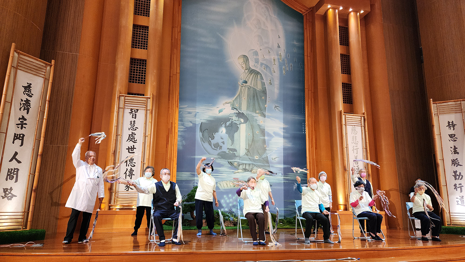 大林慈濟醫院失智症中心曹汶龍主任上台與安平記憶保養班的長者們一起表演彩帶舞。