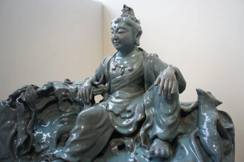 作品〈綠度母〉以徒手捏塑展現林文嶽對於形與意的精準掌握。
