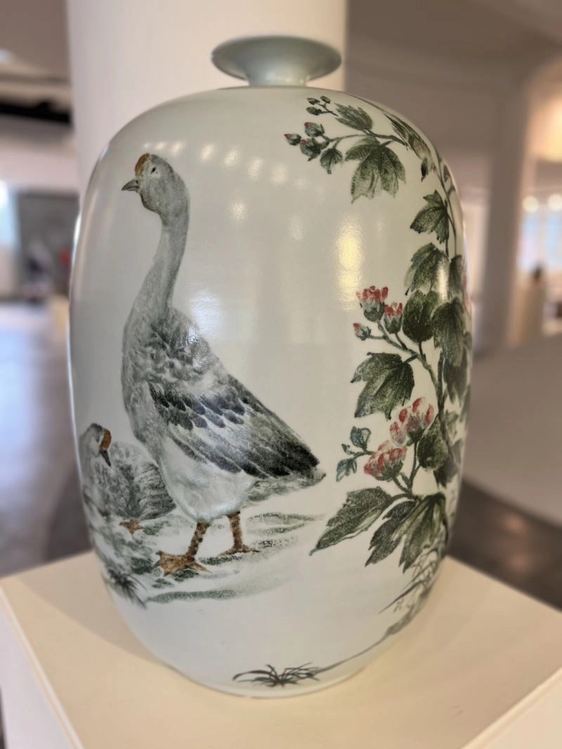 作品〈鵝樂〉以溫潤釉色搭配手繪台灣鄉土題材，具樸實優雅之美。