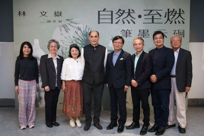 現場與會貴賓共同合影，左起文化部蒙藏文化中心主任高玉珍、財團法人鴻禧藝術文教基金會董事長廖桂英、林文嶽老師賢伉儷、文化部常務次長李連權、工藝中心主任張仁吉、臺灣工藝聯盟總會長陳啟村、中華生物科技股份有限公司董事長李壯源等貴賓蒞臨參與。