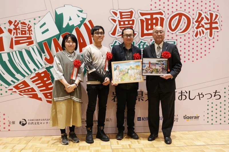 （左起）臺灣漫畫家柯宥希、彭傑、阮光民於4月8日開幕式致贈大槌町畫作，町長平野公三（右1）代表接收。