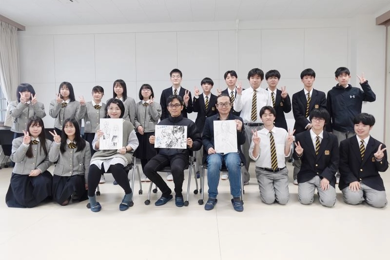 （前排右4起）臺灣漫畫家阮光民、彭傑、柯宥希於4月7日與大槌高中學生交流。