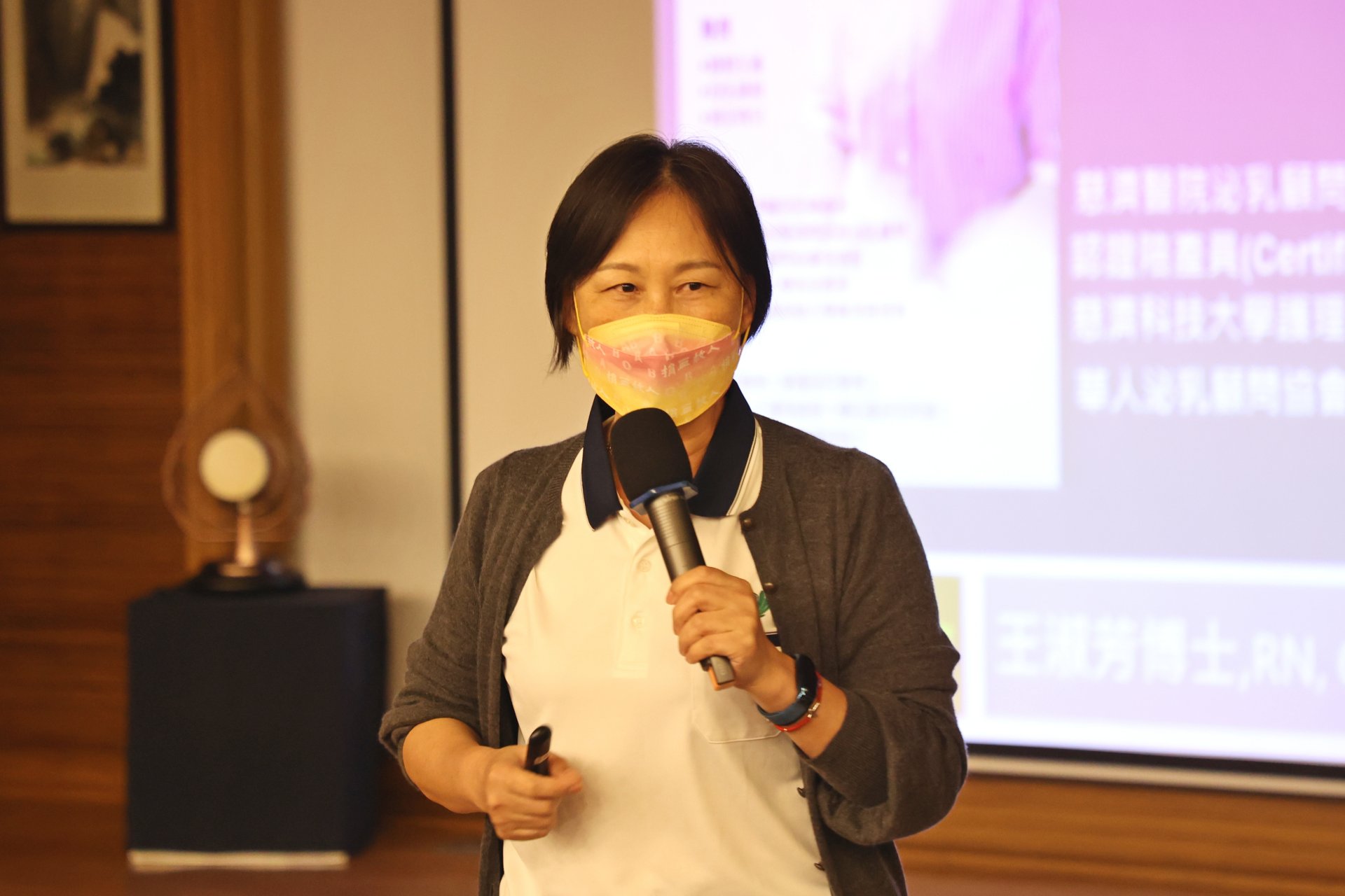 王淑芳助產師教導媽媽善用垂直站立的「重力」優勢,在家做弓箭步前後搖擺,以及用骨盆畫圈的「生產之舞」。