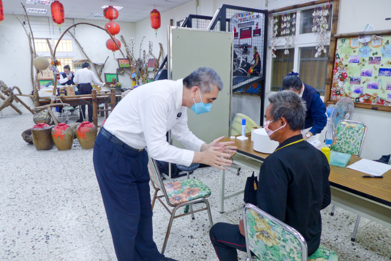 漢寶社區活動中心的定點義診上,蕭森霖中醫師(法號:本瑋)為病人仔細說明病況並指導理筋手法。