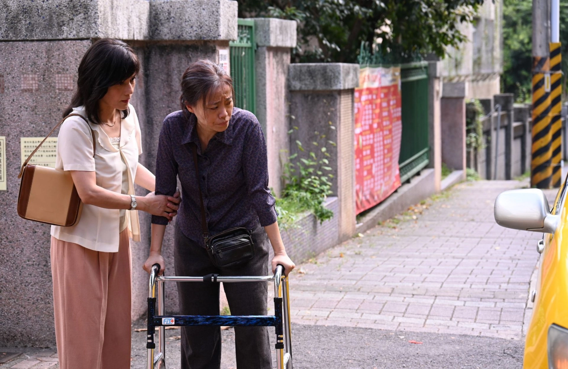 秀月(范瑞君飾演)在醫院做完化療，春美(黃柔閩飾演)陪秀月回家，要秀月不要在意計程車