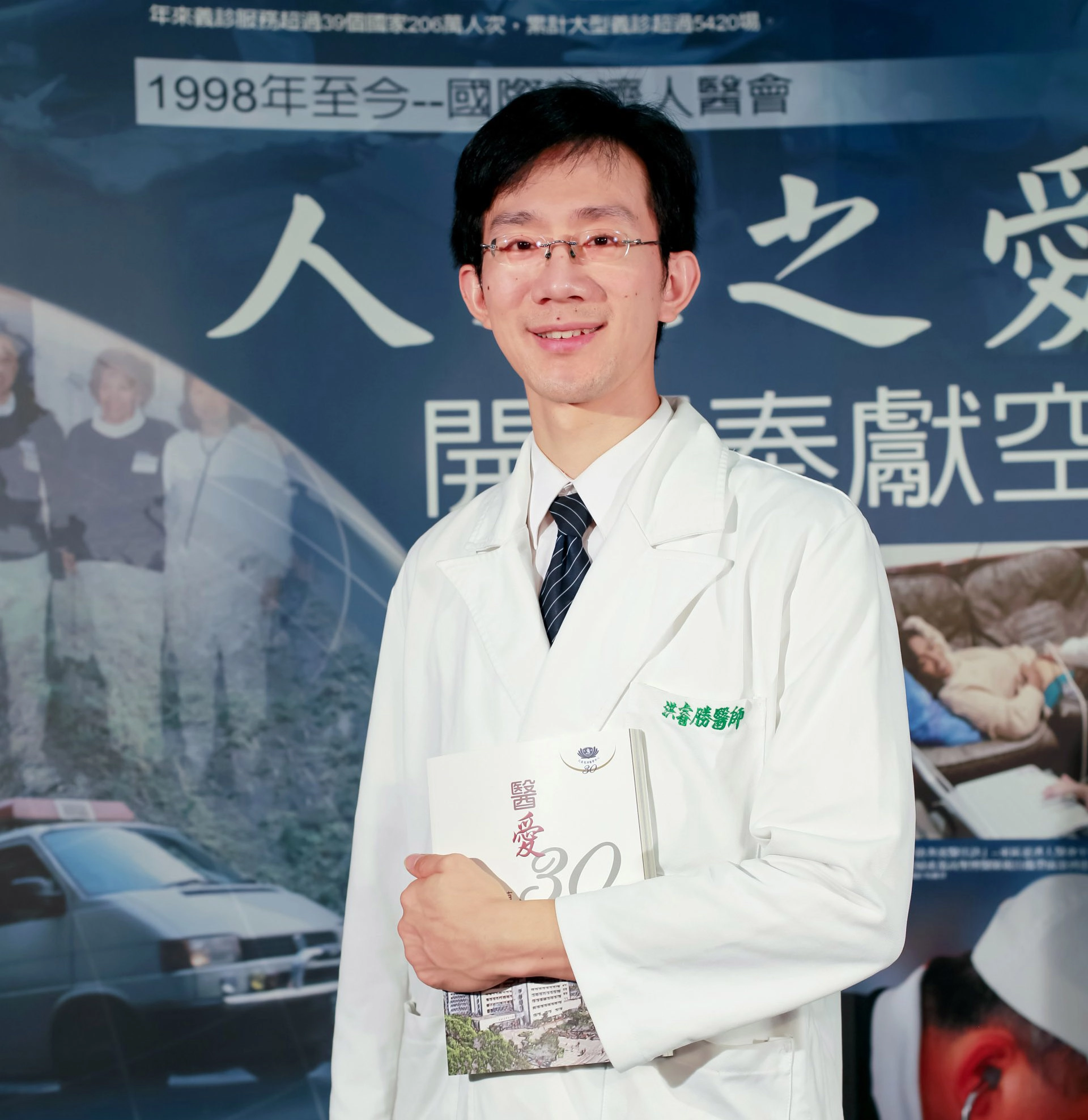 洪睿勝醫師說，大腸癌可能以數種症狀來表現，如排便習慣出現變化(間歇性腹瀉或便秘、糞便變細)，排便排不乾淨，無規則性腹痛，甚至便中帶有血、黏液，及不明原因貧血、體重減輕等，甚至腫瘤阻塞腸道無法排便。