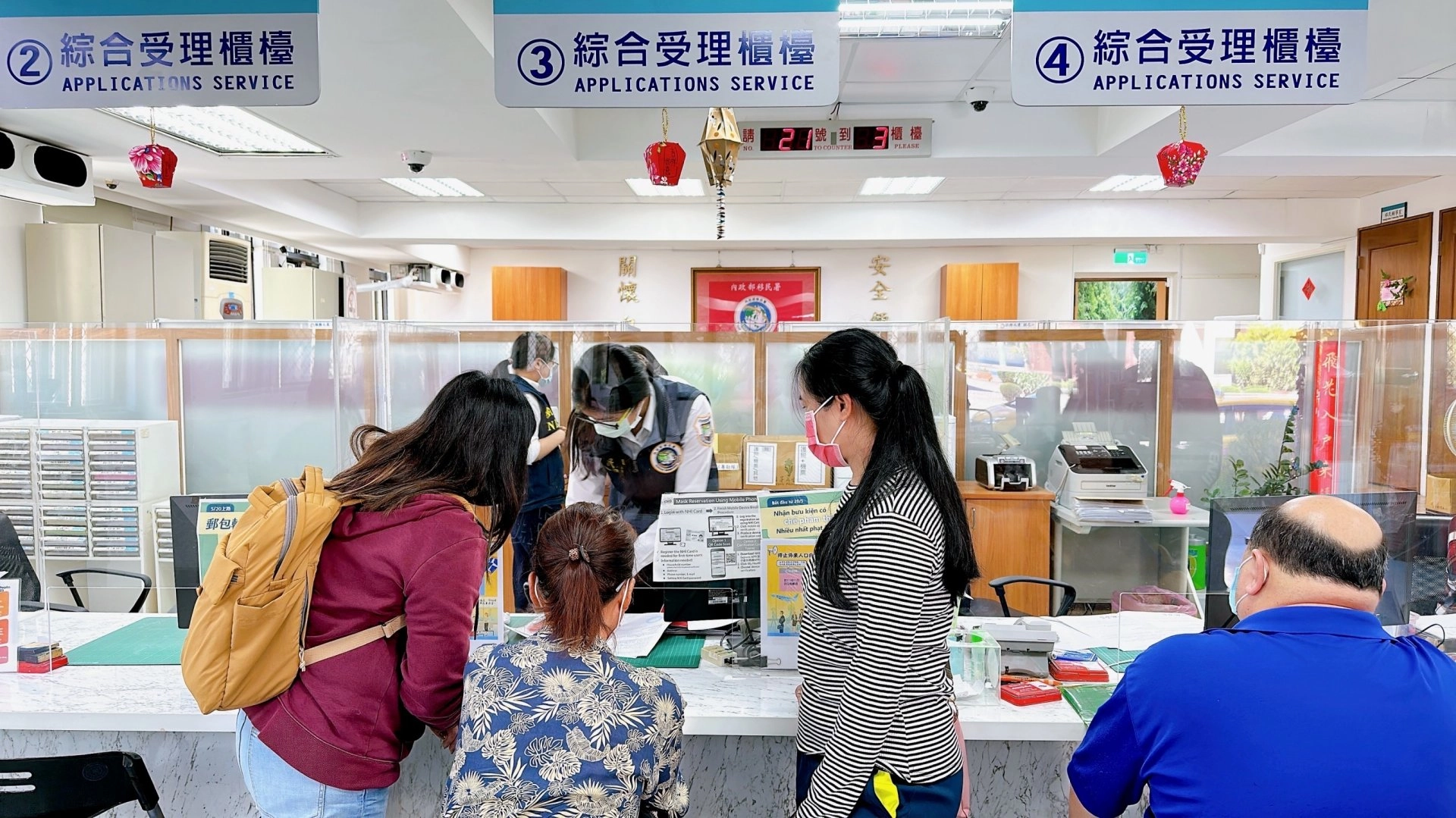 移民署宜蘭站同仁和泰國友人共同協助小美辦理自行到案手續情形。