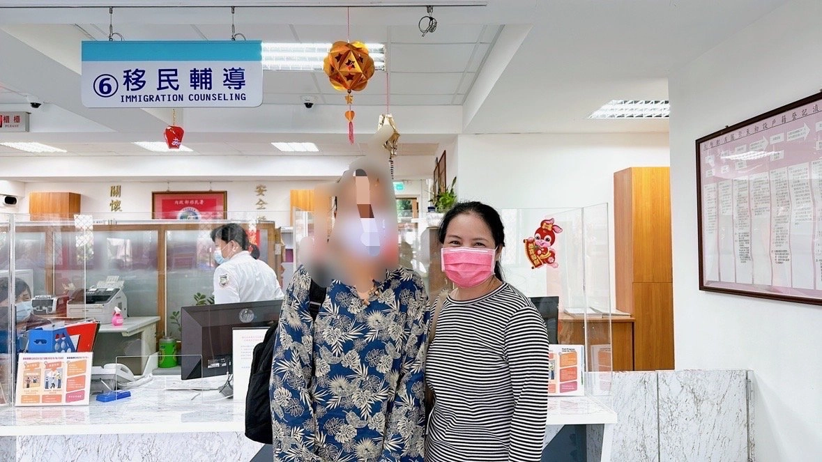 自行到案當事人小美(化名)感謝初遇同鄉友人小君的協助情形。