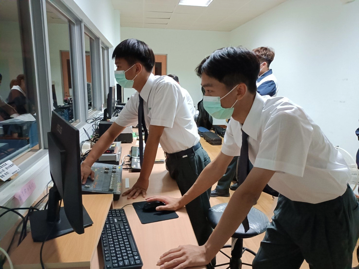 高一燈控與音控同學全神貫注，確保演出整體呈現。