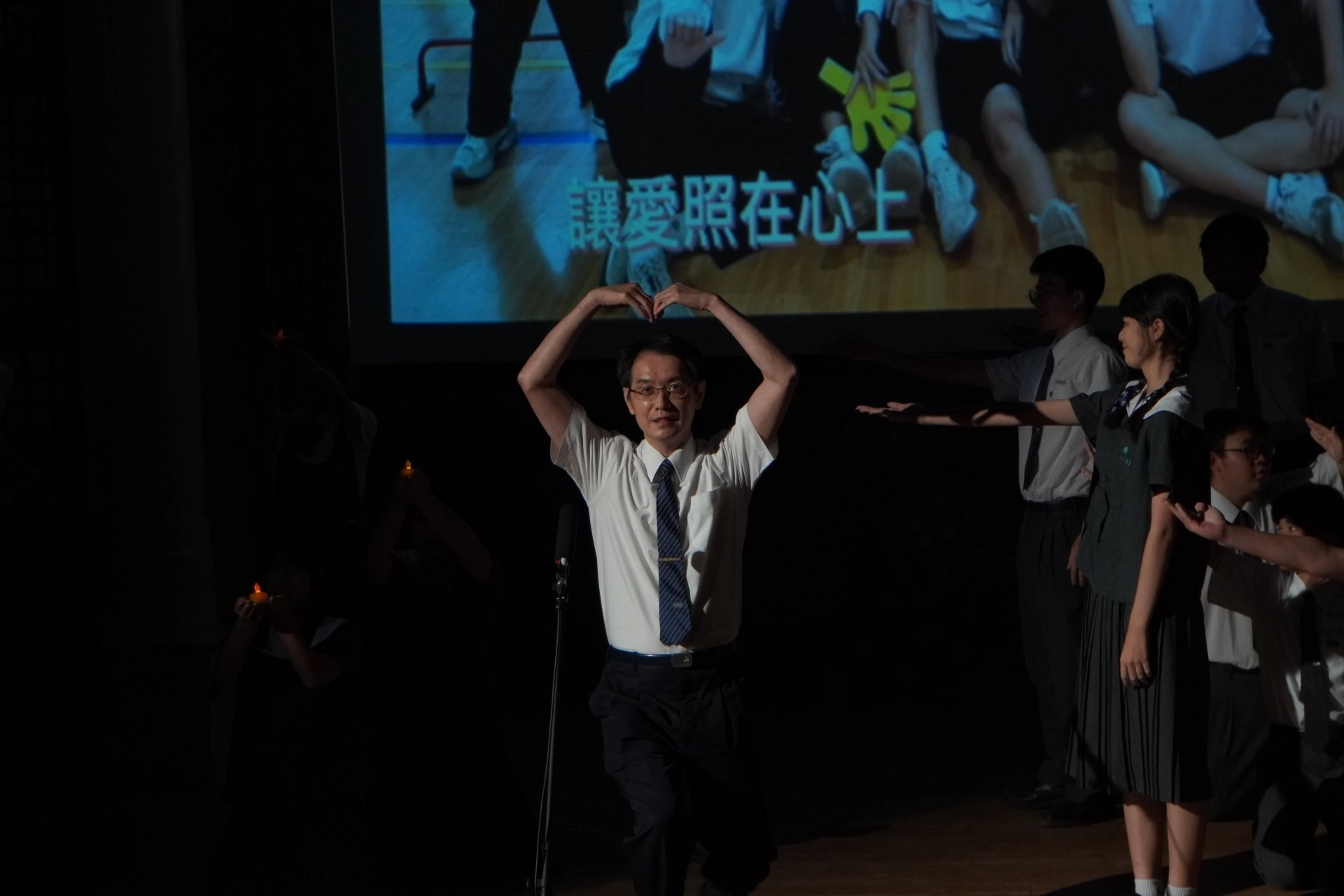 班級師生齊心努力，導師亦熱情投入演出。