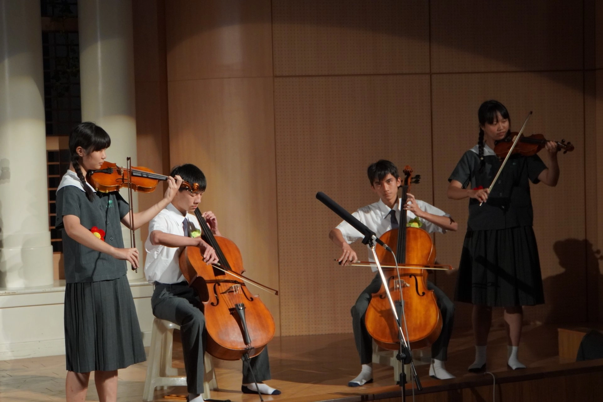 結合樂器演奏，悠揚樂聲傳遞愛與溫暖。