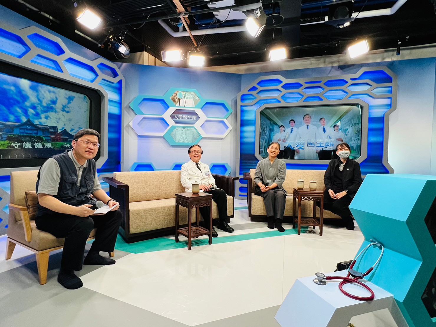 簡守信院長與越南官世成視訊連線，是跨越二十年的醫病情