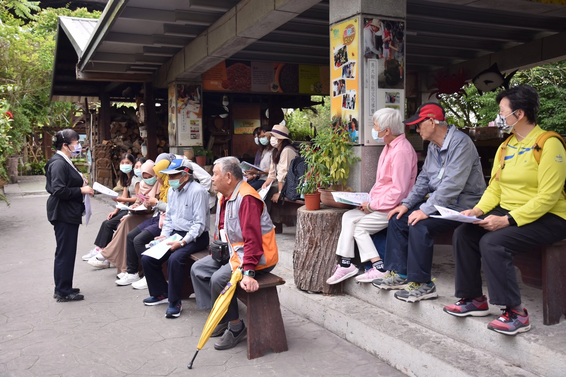 護理系實習指導老師蔡欣晏跟家屬分享「看、問、留、撥」照顧口訣。