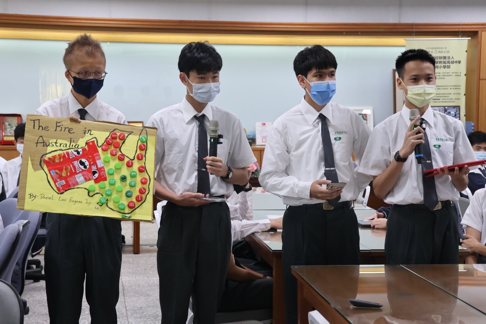 慈中同學回收寶特瓶瓶蓋製作澳洲森林大火地圖