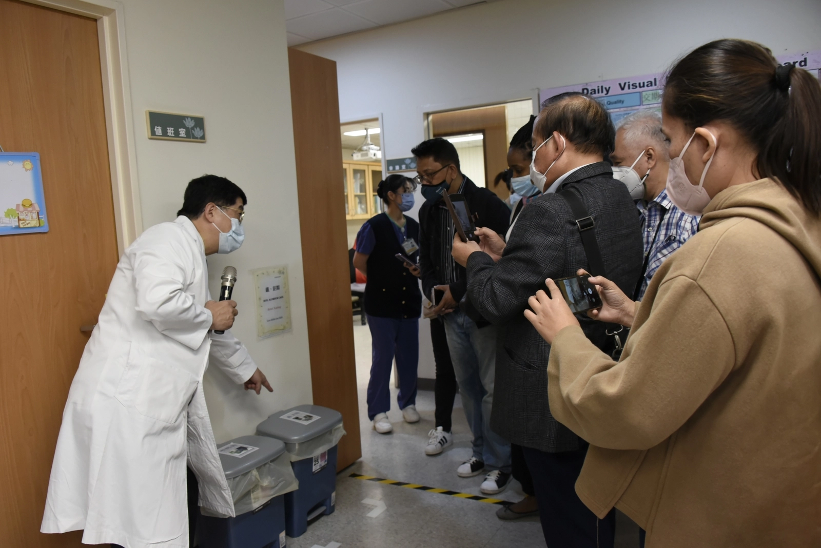 大林慈濟醫院洗腎室護理站設有超過9種分類資源回收桶，落實環保回收。