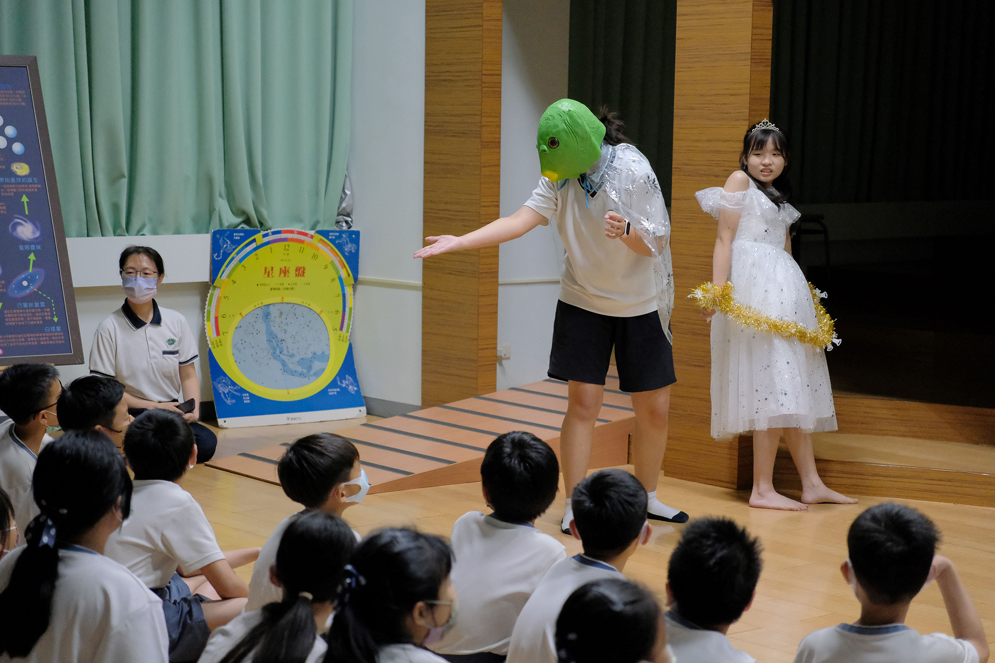中學部學長姐利用生動活潑的戲劇表演，帶領大家認識秋天英仙座的傳說故事。