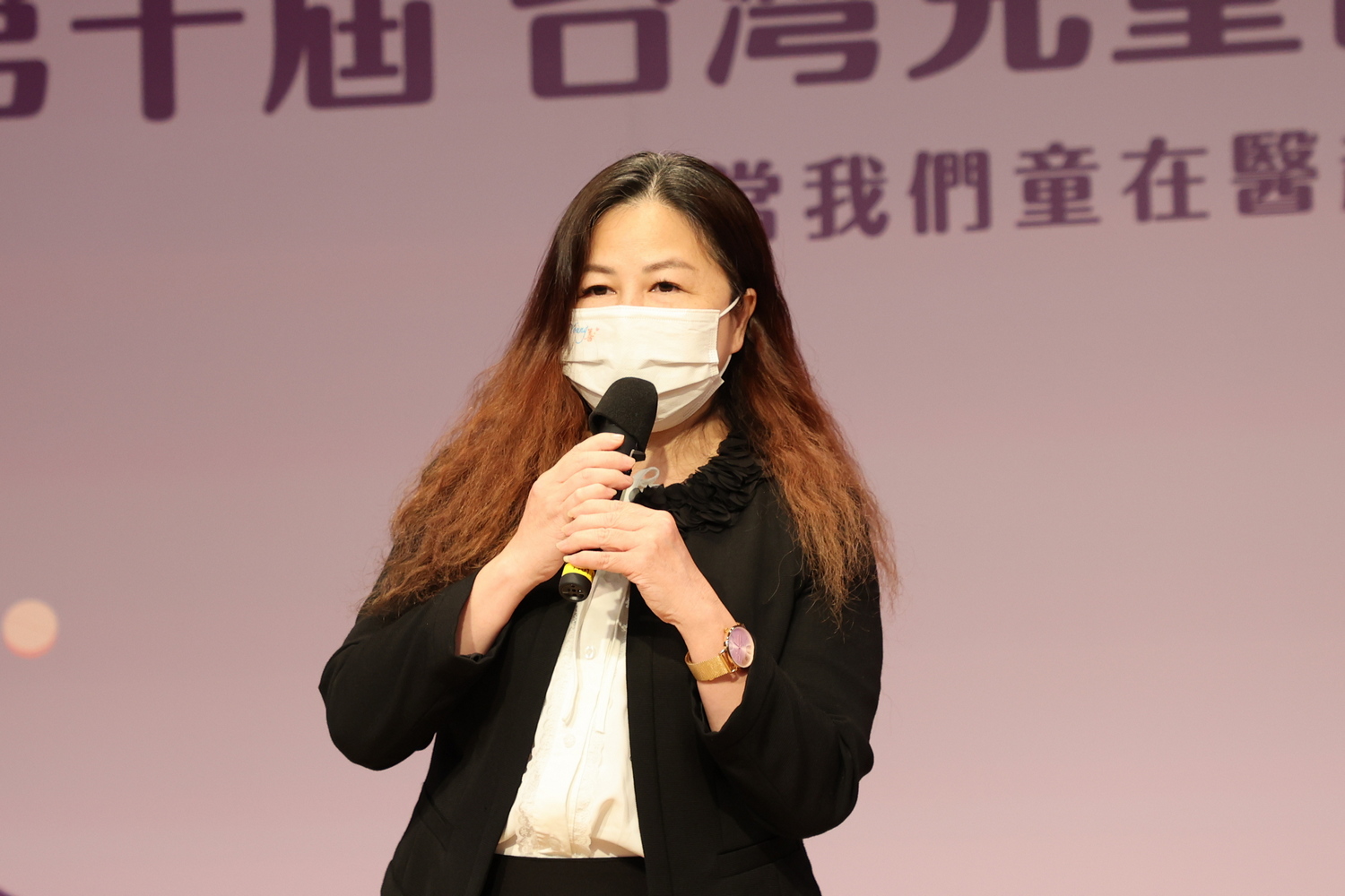花蓮慈院護理部主任鍾惠君也以引言人的身分分享,劉淳吟專師在慈濟科技大學擔任課堂講師,向醫療科學生分享臨床兒童癌症照護經驗。