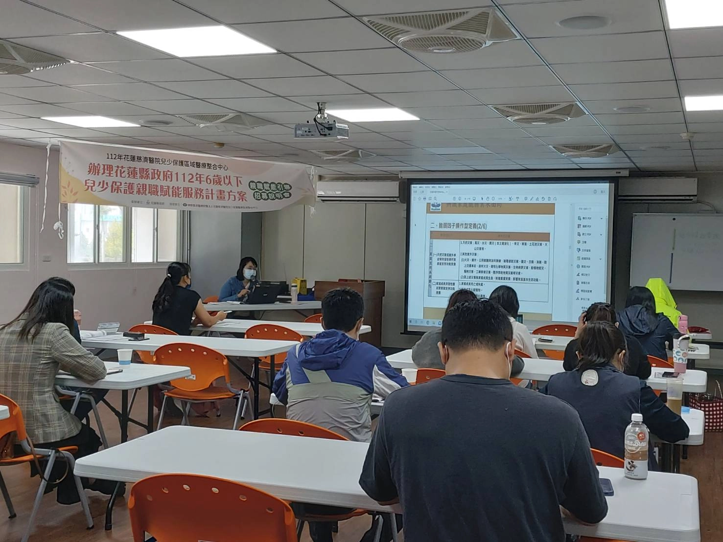 篩派案中心社工鄭妃棻社工師分享兒保通報及派案的實務。