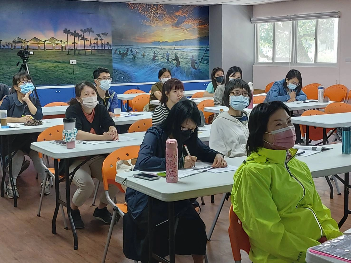 學員聚精會神聆聽。