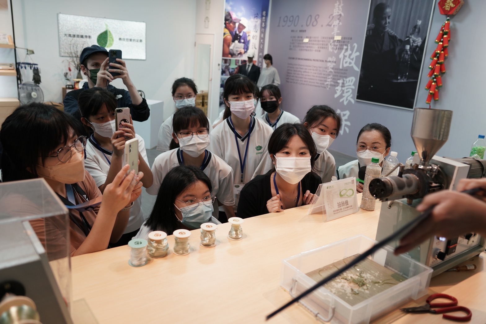 南慈大使與外籍生實際了解寶特瓶如何製成賑災毛毯的過程。