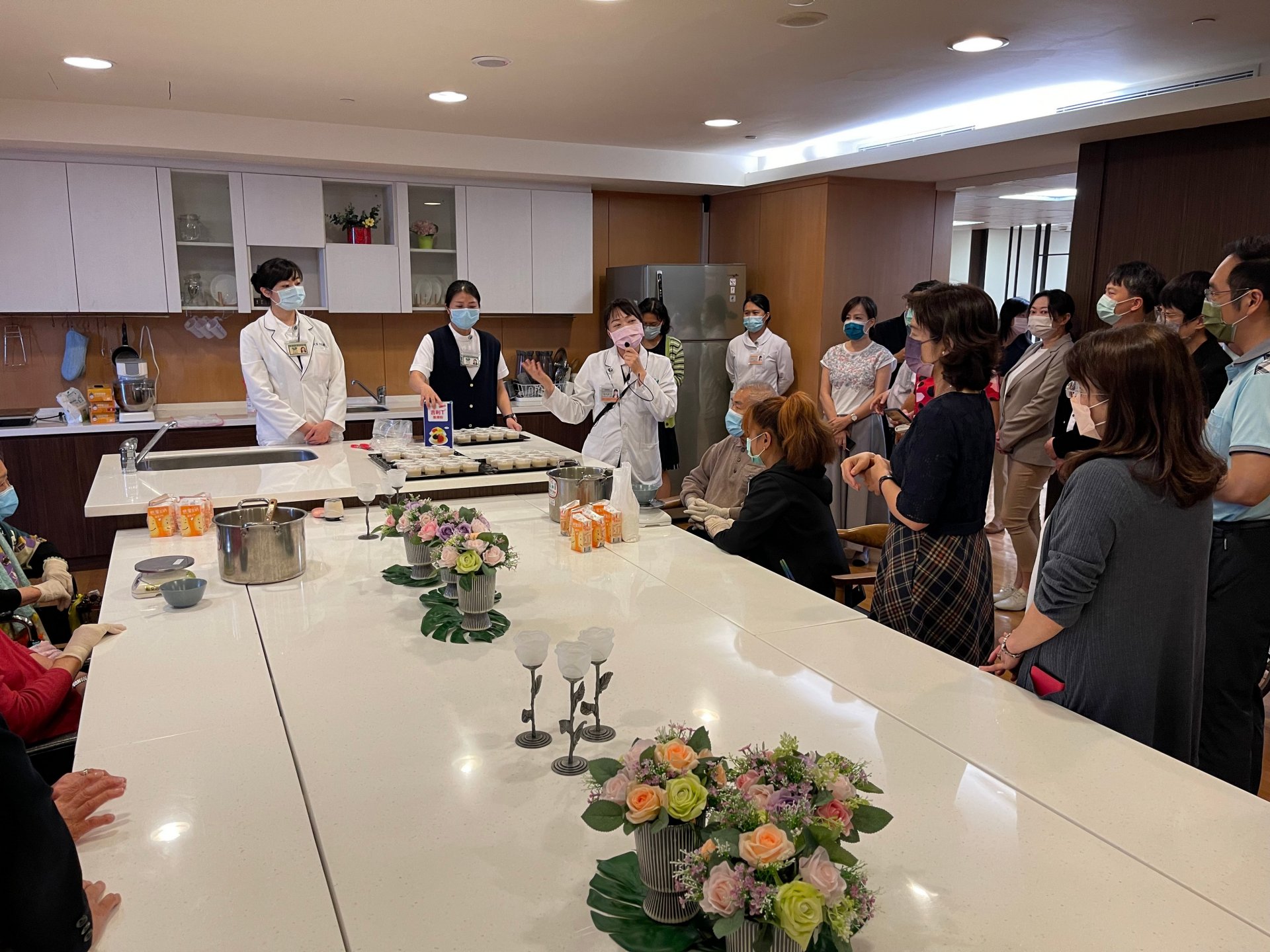 臺中慈濟護理之家營養師葉凡綾向與會貴賓介紹長輩點心製作活動。