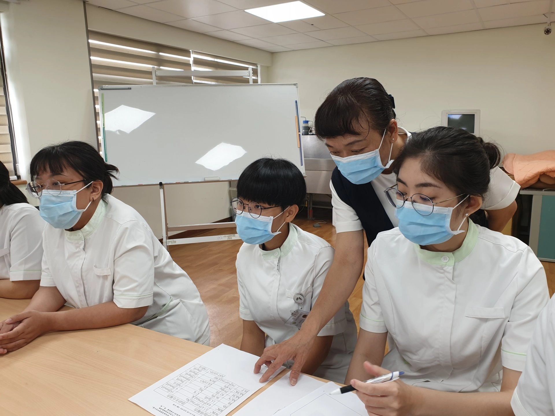 慈濟大學護理學系謝美玲老師表示:「重症常見緊急情境模擬演練，對未來想要進入加護病房工作的學生來說，是很好的學習機會。」