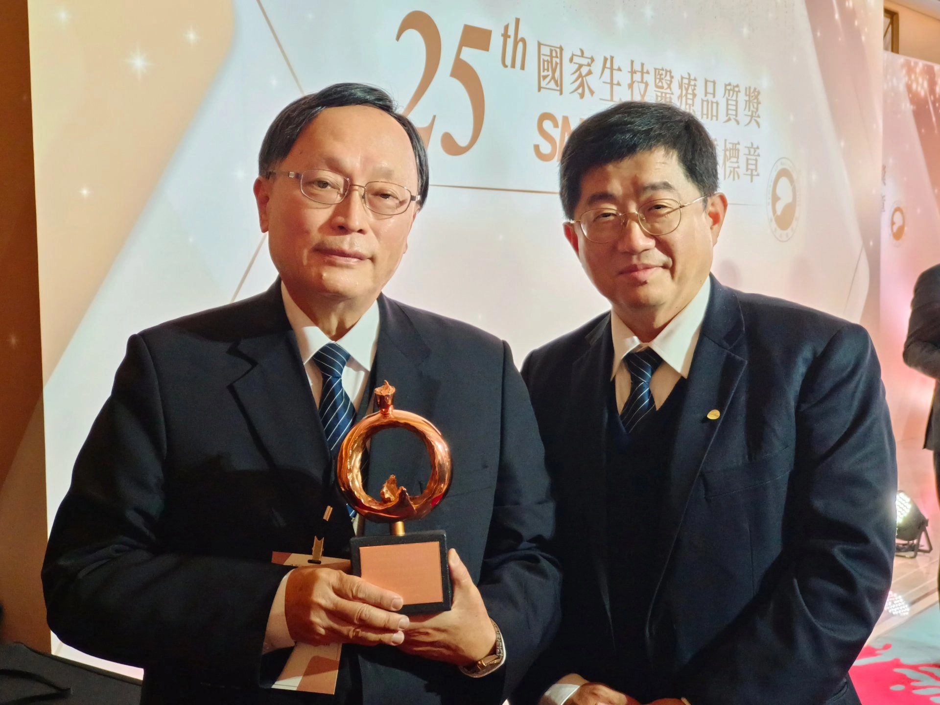 第25屆SNQ 國家醫療生技獎 銅獎-系統性推動綠色醫院。賴寧生院長(左)、林名男(右)